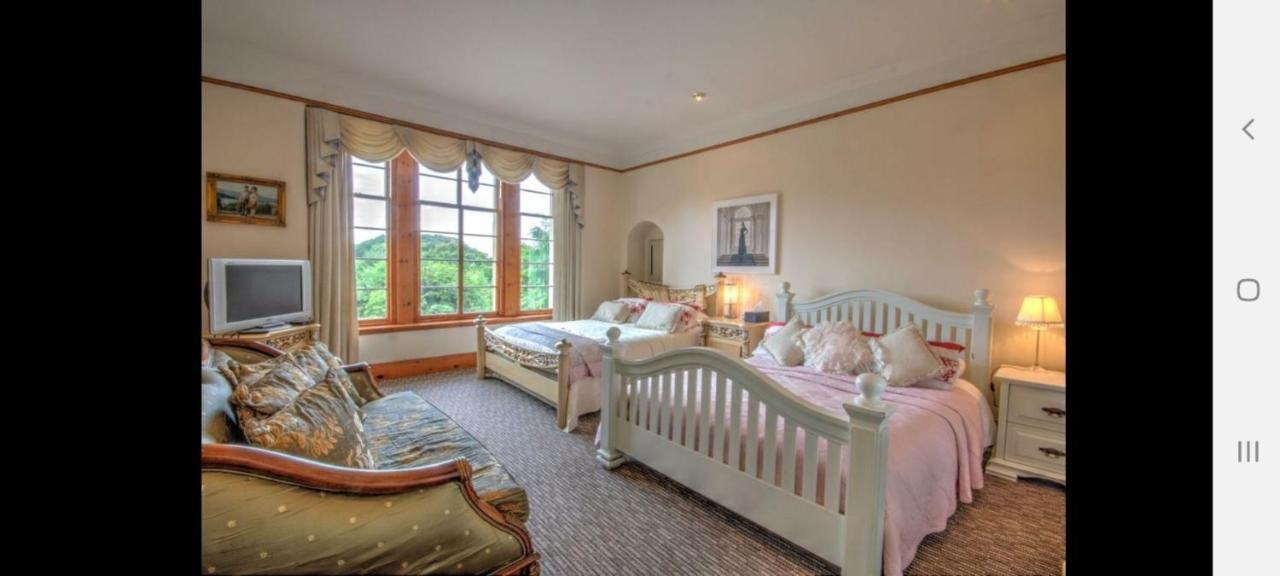 Ferienhaus Stunning 5-bed House In